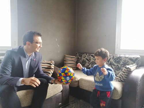 Kaymakamımız Sayın Mehmet Furkan TAŞKIRAN Akdam Köyü Akyar mahallesinde ikamet eden Serdar GÖNÜL ve ailesini evinde ziyaret etti.